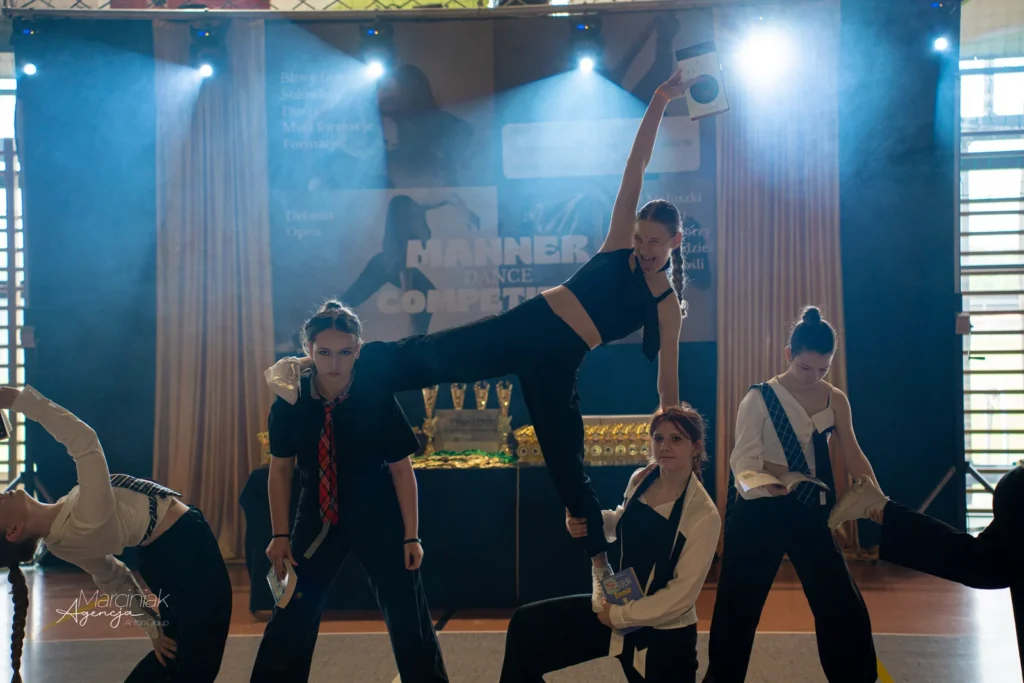 Tancerka wykonująca akrobatyczną figurę w zespole podczas turnieju Manner Dance
