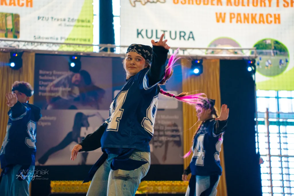 Tancerze w granatowych koszulkach podczas występu hip-hopowego na turnieju Manner Dance